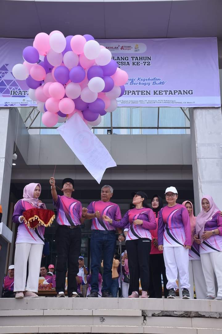 Pelepasan balon ke udara oleh Bupati dan Wakil Bupati Ketapang dalam rangka peringatan Hari Ulang Tahun Ikatan Bidan Indonesia (IBI) ke-72 Tahun 2023, Minggu (30/07/2023), di halaman Kantor Bupati Ketapang. (Foto: Adi LC)