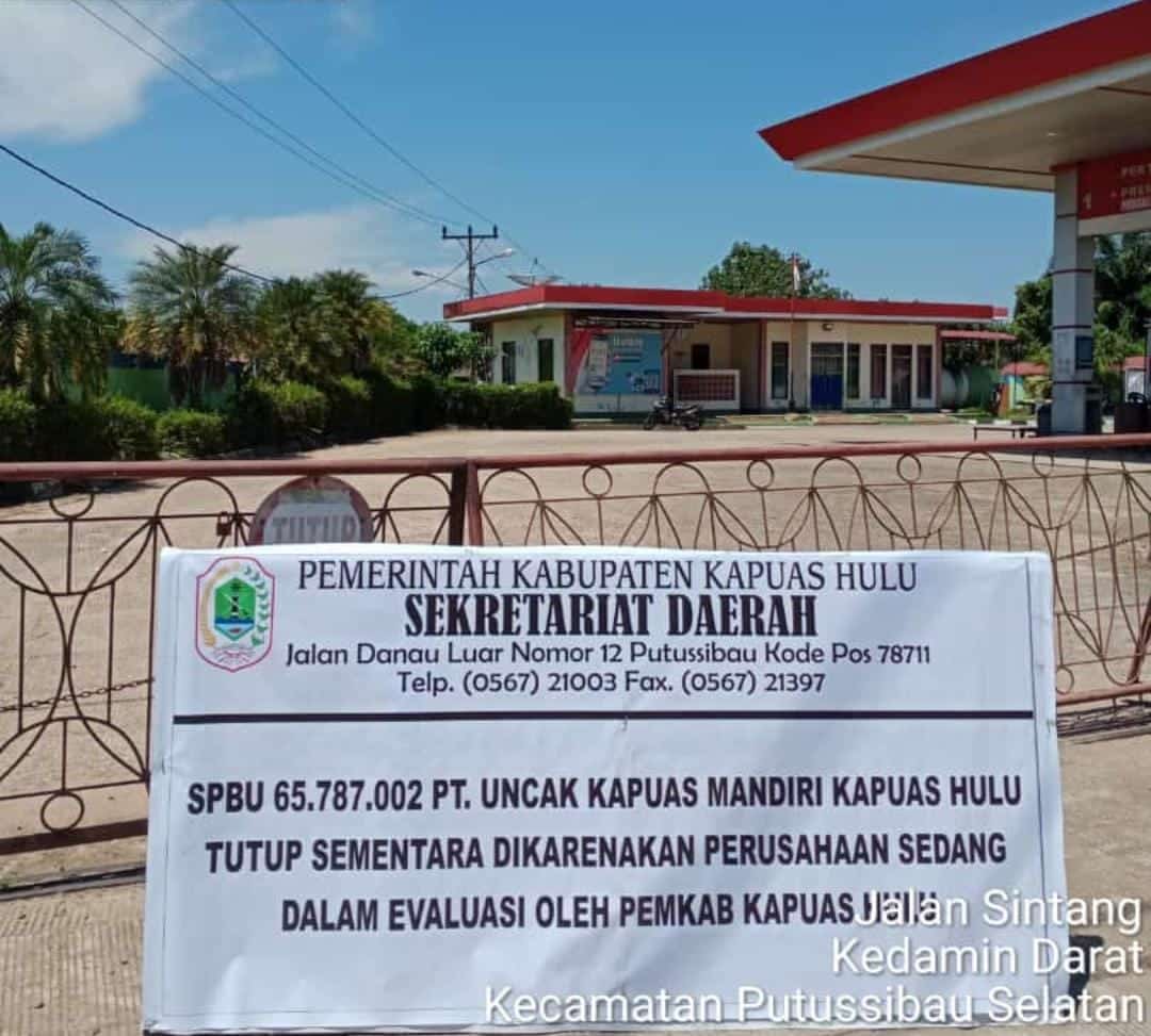Plang pemberitahun SPBU PT UKM ditutup sementara oleh Pemkab Kapuas Hulu. (Foto: Ishaq)