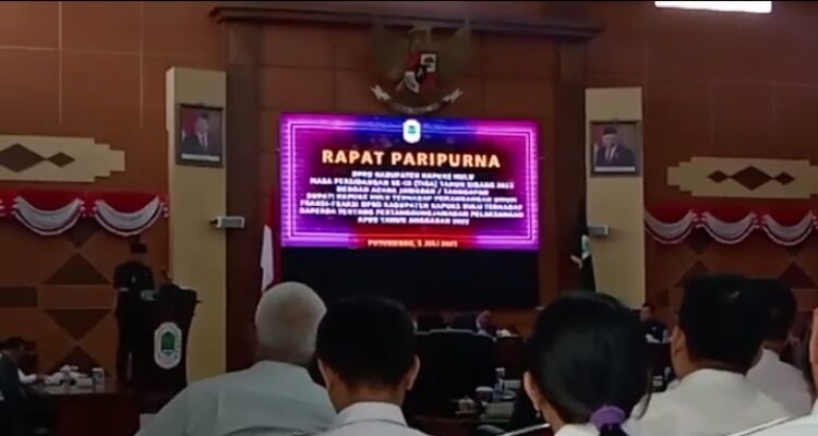 Penyampaian jawaban eksekutif oleh Wakil Bupati Kapuas Hulu, Wahyudi Hidayat terkait rotasi dan pergantian Camat Jongkong pada Sidang Paripurna DPRD Kapuas Hulu. (Ishaq/KalbarOnline.com)