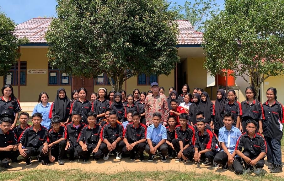 Gubernur Kalbar, Sutarmidji foto bersama kepala sekolah, guru dan siswa SMKN 1 Kecamatan Tumbang Titi, Rabu (26/07/2023). (Foto: Jau/KalbarOnline.com)