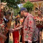 Gubernur Kalbar, Sutarmidji berbincang dengan para murid yang melakukan tarian khas Dayak di SMKN 1 Kecamatan Tumbang Titi, Rabu (26/07/2023). (Foto: Jau/KalbarOnline.com)
