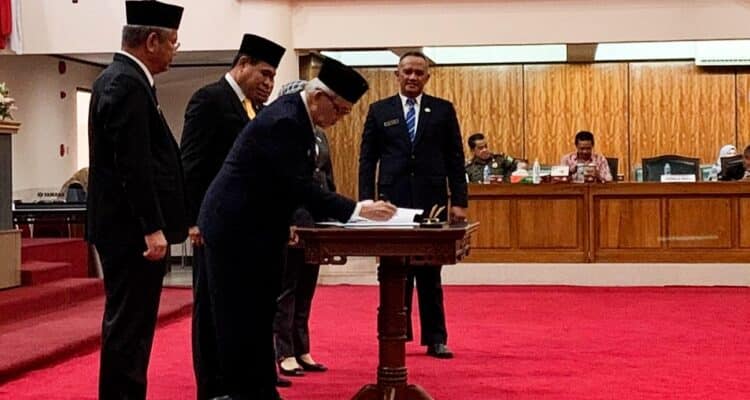 Penandatangan berita acara usulan pemberhentian Gubernur dan Wakil Gubernur Kalbar. (Foto: Indri)