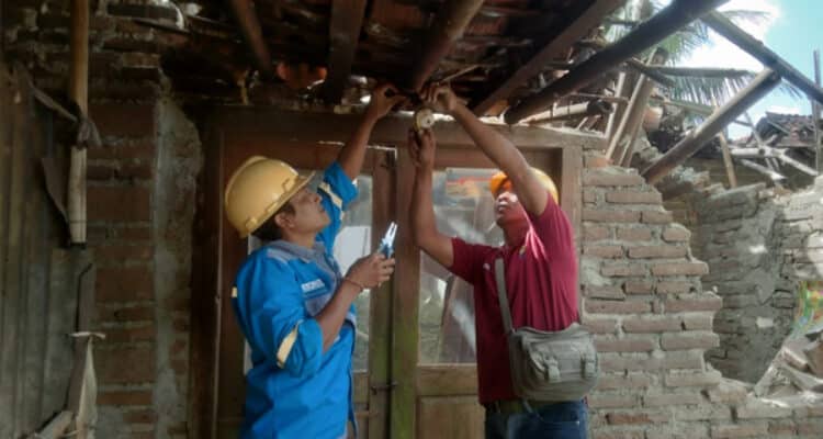 Petugas PLN bergerak cepat mengamankan listrik rumah warga setelah terjadinya gempa di Bantul