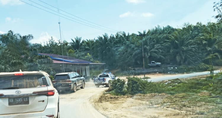 Rombongan Gubernur Kalbar Sutarmidji saat melintasi ruas jalan Tumbang Titi di Kabupaten Ketapang. (Foto: Jau/KalbarOnline.com)