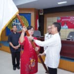 Wali Kota Pontianak Edi Rusdi Kamtono menyerahkan bendera petaka kepada Ketua LP3K Pontianak pada pelepasan kontingen Pesparani Kota Pontianak yang akan mengikuti ajang Pesparani Kalbar