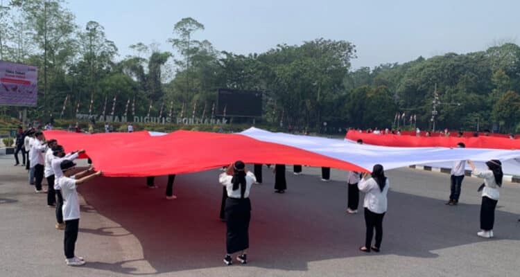 Forum Koordinasi BEM se-Kalimantan Barat membentangkan Bendera Merah Putih sepanjang 178 meter di Bundaran Tugu Digulis dalam rangka peringatan Hari Kemerdekaan RI ke-78