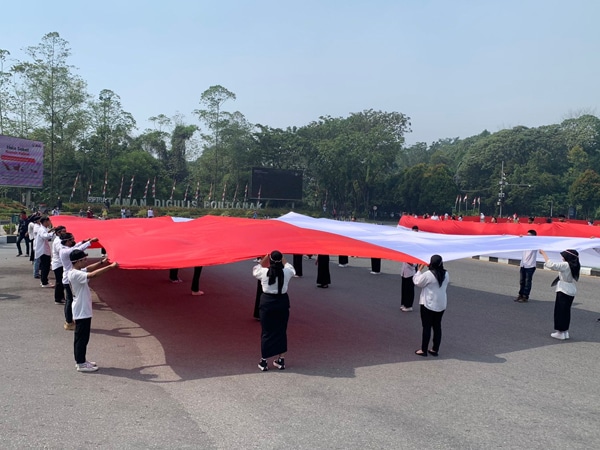 Forum Koordinasi BEM se-Kalimantan Barat membentangkan Bendera Merah Putih sepanjang 178 meter di Bundaran Tugu Digulis dalam rangka peringatan Hari Kemerdekaan RI ke-78