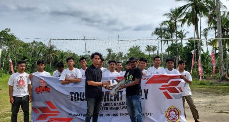Sukarelawan OMG juga menyerahkan bantuan berupa bola dan net voli kepada Pemuda Karang Taruna di Desa Pasir. (Foto: Jauhari)