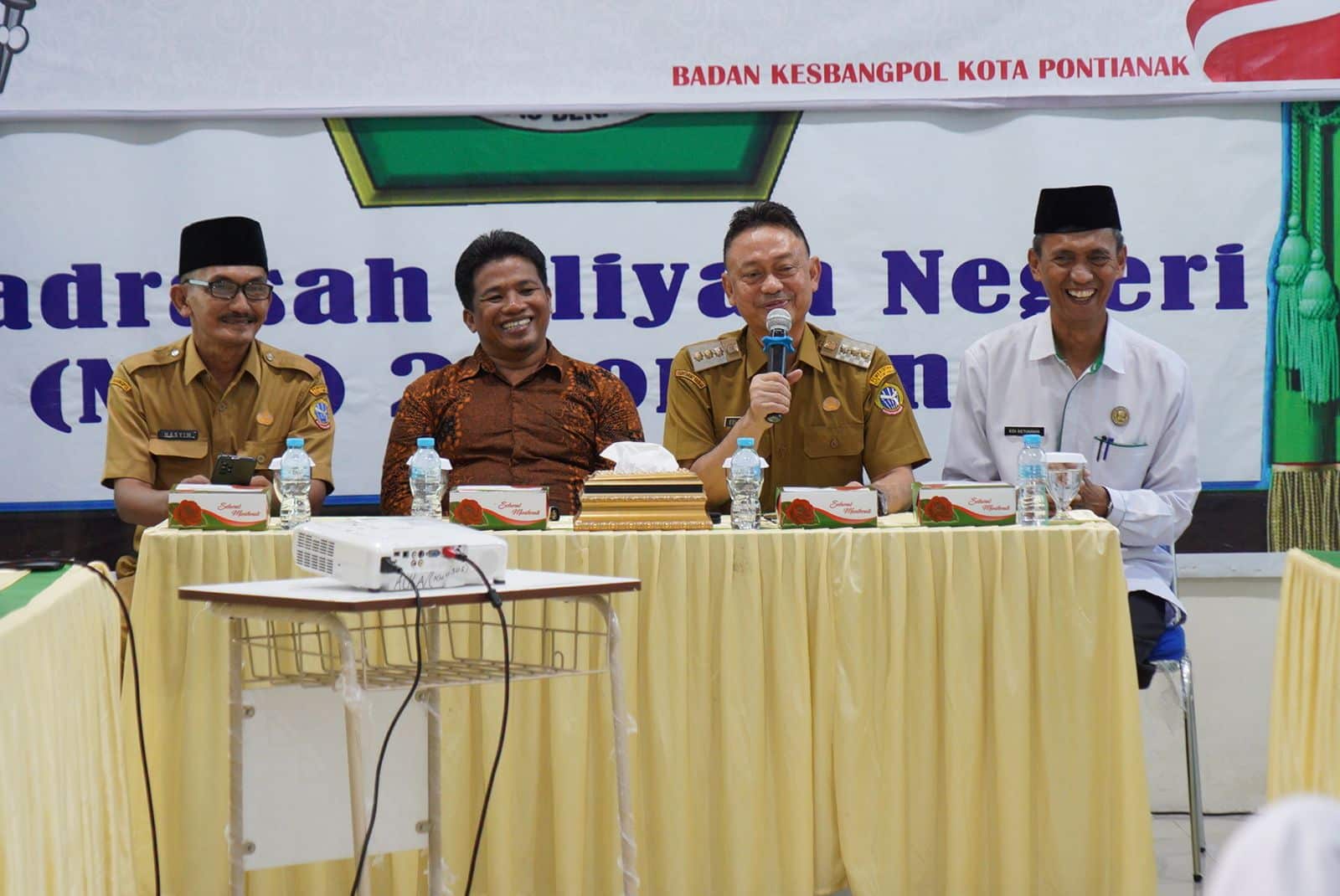 Wali Kota Pontianak, Edi Rusdi Kamtono membuka sosialisasi pendidikan politik bagi pemilih pemula di MAN 2 Pontianak, Selasa (01/08/2023). (Foto: Indri)