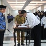 Gubernur Kalimantan Barat (Kalbar), Sutarmidji menyaksikan penandatanganan berita acara pelantikan pejabat fungsional PPPK formasi tahun 2022. (Foto: Biro Adpim For KalbarOnline.com)