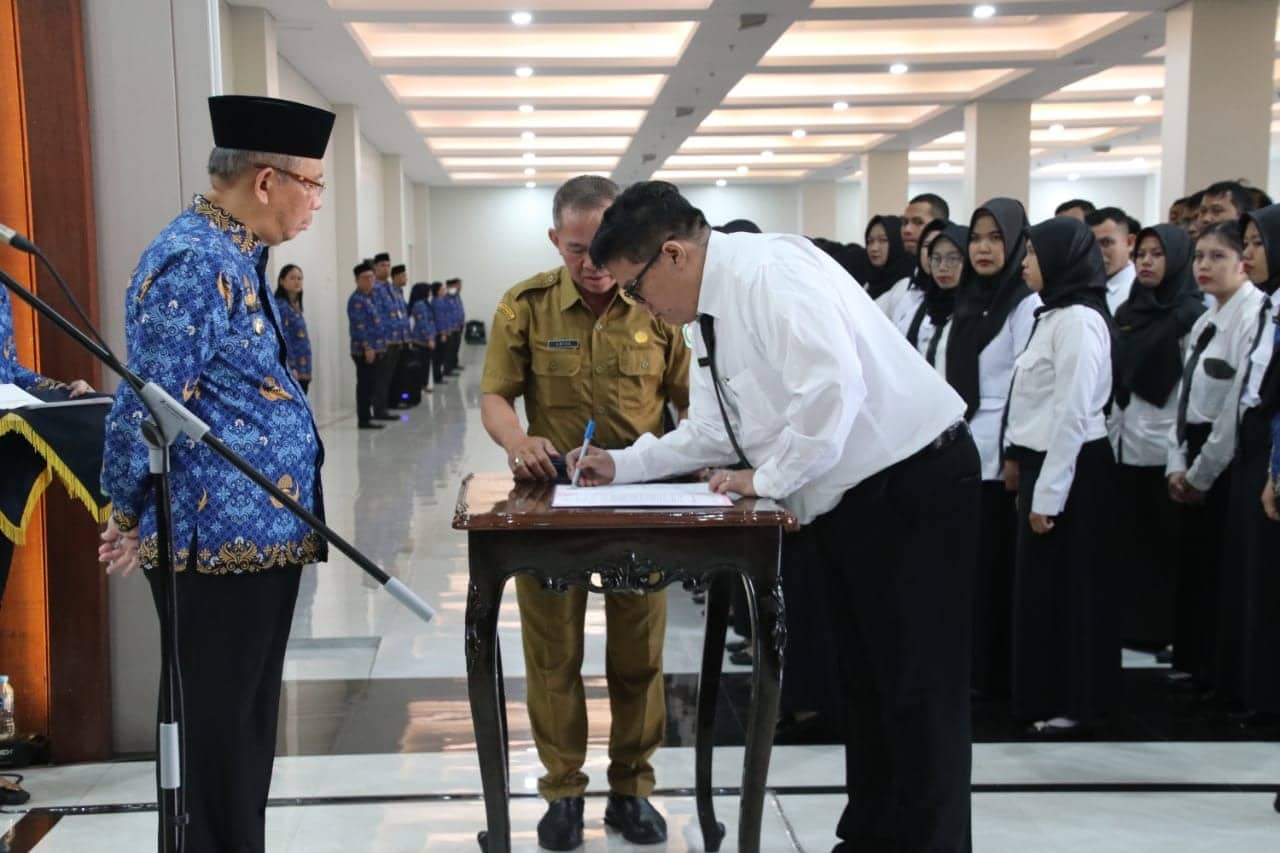 Gubernur Kalimantan Barat (Kalbar), Sutarmidji menyaksikan penandatanganan berita acara pelantikan pejabat fungsional PPPK formasi tahun 2022. (Foto: Biro Adpim For KalbarOnline.com)