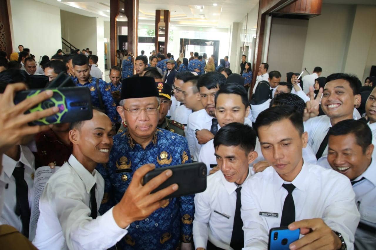 Gubernur Kalimantan Barat (Kalbar), Sutarmidji foto bersama ASN dan PPPK. (Foto: Biro Adpim For KalbarOnline.com)