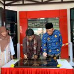 Gubernur Kalbar, Sutarmidji bersama Plt Kepala BKN, Haryomo Dwi Putranto menandatangani prasasti pada peresmian gedung baru UPT Seleksi Calon dan Penilaian Kompetensi Pegawai ASN Pontianak, Selasa (01/08/2023). (Foto: Jauhari)