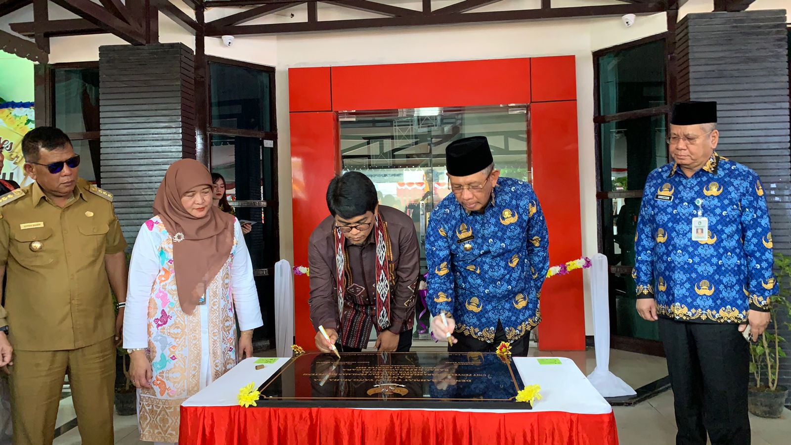 Gubernur Kalbar, Sutarmidji bersama Plt Kepala BKN, Haryomo Dwi Putranto menandatangani prasasti pada peresmian gedung baru UPT Seleksi Calon dan Penilaian Kompetensi Pegawai ASN Pontianak, Selasa (01/08/2023). (Foto: Jauhari)