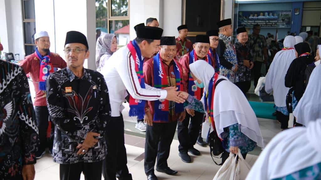 Bupati Kapuas Hulu, Fransiskus Diaan menyambut kedatangan jemaah haji kelompok terbang (kloter) 30 di Asrama Haji Batam, Selasa (01/08/2023). (Foto: Ishaq)