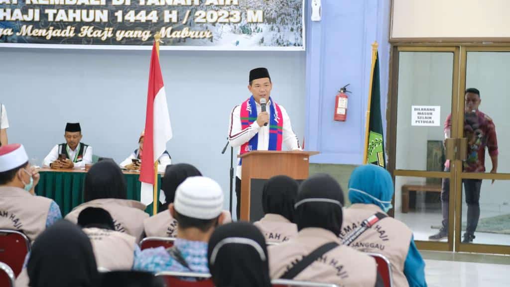 Bupati Kapuas Hulu, Fransiskus Diaan memberikan kata sambutan dalam acara penyambutan kedatangan jemaah haji kelompok terbang (kloter) 30 asal Kalbar di Asrama Haji Batam, Selasa (01/08/2023). (Foto: Ishaq)
