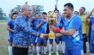 Sekda Kalbar, Harisson menyerahkan piala kepada pemenang turnamen sepak bola antar OPD di lingkungan Pemerintah Provinsi Kalimantan Barat, di Stadion Sultan Syarif Abdurrahman (SSA), Selasa (01/08/2023) sore. (Foto: Indri)