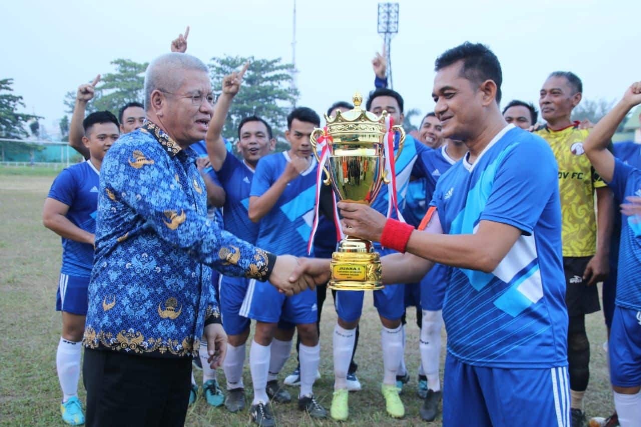 Sekda Kalbar, Harisson menyerahkan piala kepada pemenang turnamen sepak bola antar OPD di lingkungan Pemerintah Provinsi Kalimantan Barat, di Stadion Sultan Syarif Abdurrahman (SSA), Selasa (01/08/2023) sore. (Foto: Indri)