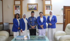 Wakil Gubernur Kalimantan Barat, Ria Norsan foto bersama Ketua Umum DPD IWAPI Kalbar, Oktavia dan jajaran pengurus, Selasa (01/08/2023). (Foto: Jauhari)