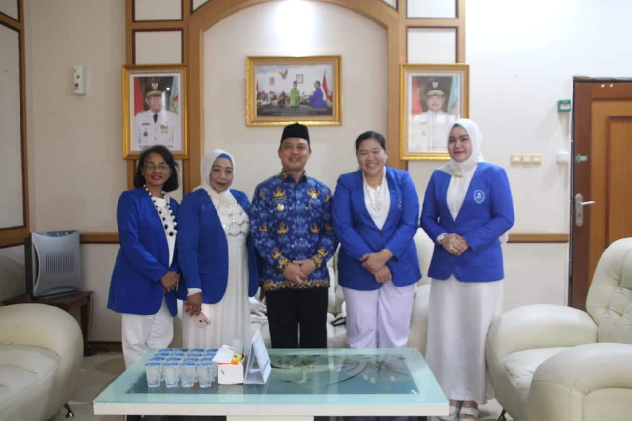 Wakil Gubernur Kalimantan Barat, Ria Norsan foto bersama Ketua Umum DPD IWAPI Kalbar, Oktavia dan jajaran pengurus, Selasa (01/08/2023). (Foto: Jauhari)