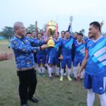 Sekda Kalbar, Harisson menyerahkan piala kepada pemenang turnamen sepak bola antar OPD di lingkungan Pemerintah Provinsi Kalimantan Barat, di Stadion Sultan Syarif Abdurrahman (SSA), Selasa (01/08/2023) sore. (Foto: Jauhari)