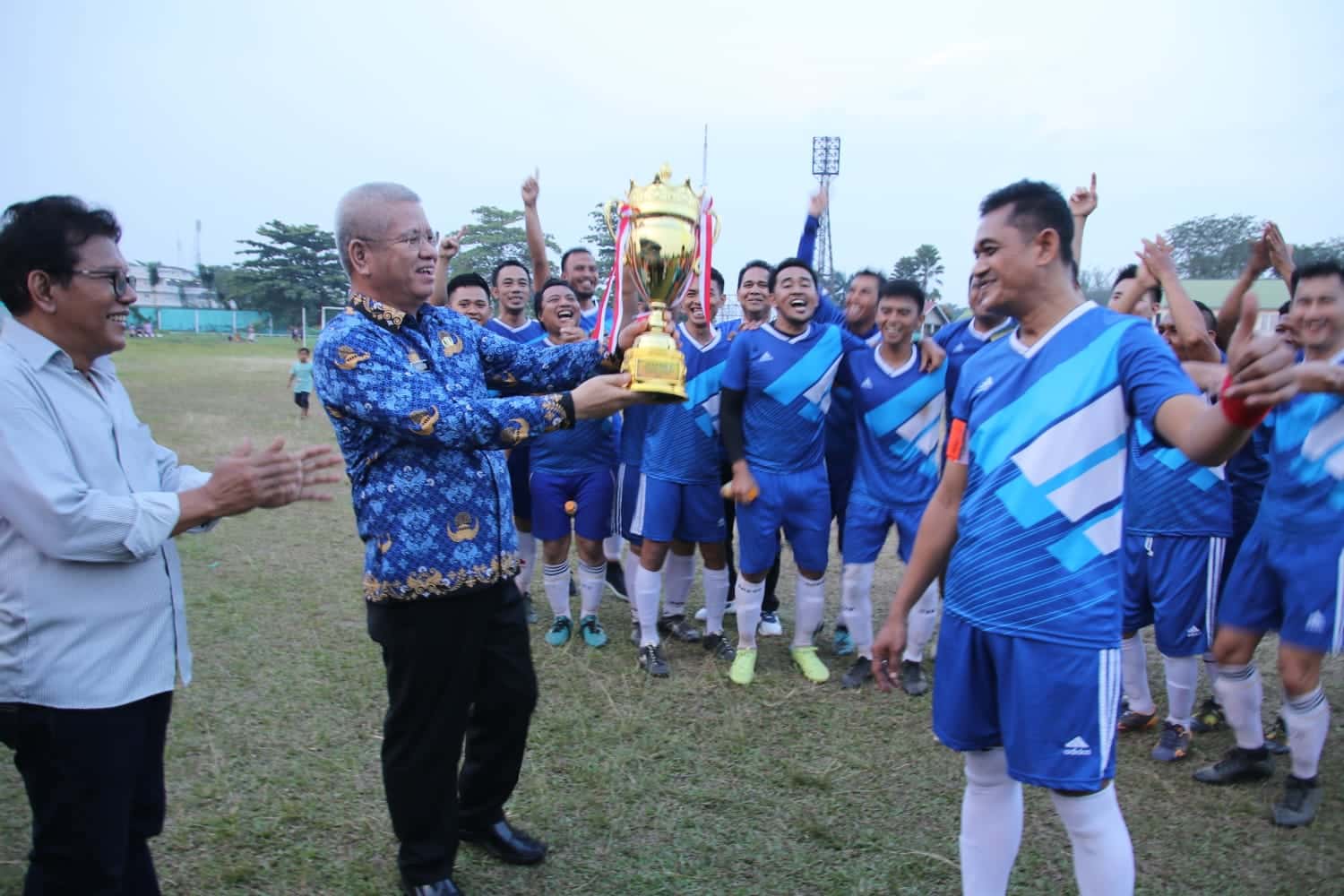 Sekda Kalbar, Harisson menyerahkan piala kepada pemenang turnamen sepak bola antar OPD di lingkungan Pemerintah Provinsi Kalimantan Barat, di Stadion Sultan Syarif Abdurrahman (SSA), Selasa (01/08/2023) sore. (Foto: Jauhari)
