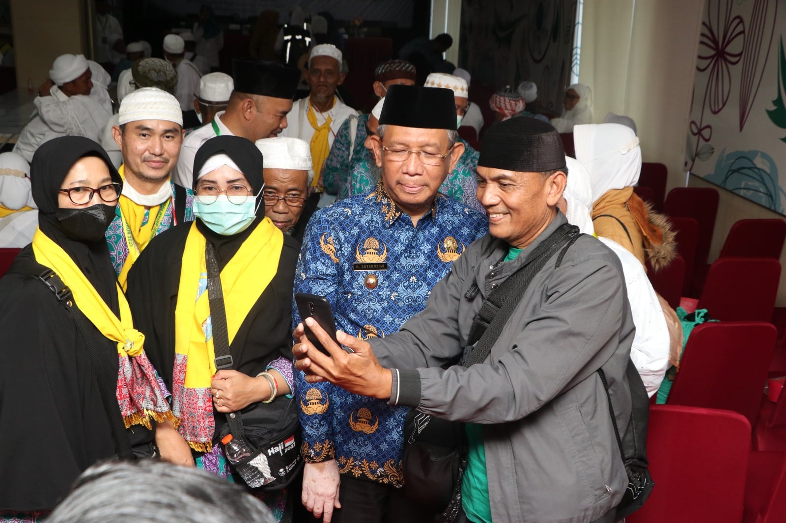 Gubernur Kalbar, Sutarmidji foto bersama jemaah Kalbar di Hotel Orchardz Pontianak, Selasa (01/08/2023). (Foto: Jauhari)