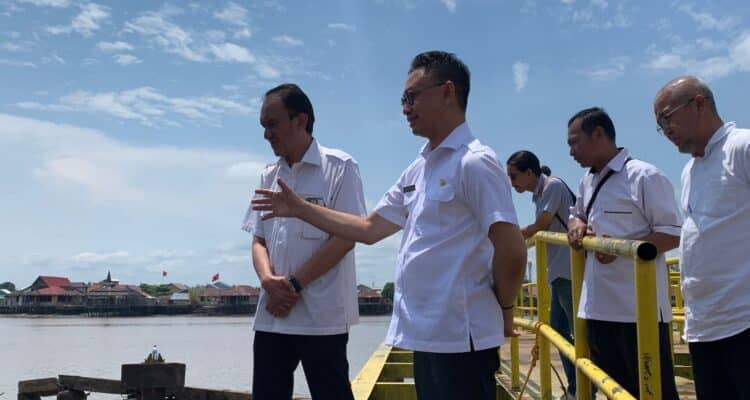 Wali Kota Pontianak, Edi Rusdi Kamtono meninjau pengelolaan air bersih di PDAM Tirta Khatulistiwa. (Foto: Indri)