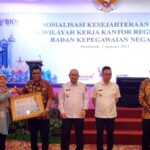 Bupati Kayong Utara, Citra Duani menerima BKN Award 2023 di Hotel Aston Pontianak, Rabu (02/08/2023). (Foto: Santo)