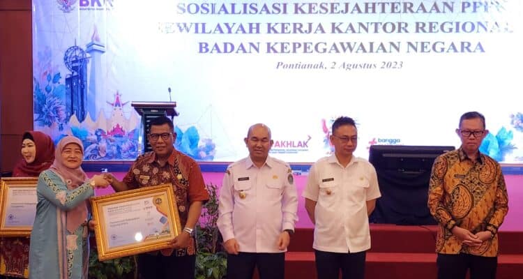 Bupati Kayong Utara, Citra Duani menerima BKN Award 2023 di Hotel Aston Pontianak, Rabu (02/08/2023). (Foto: Santo)