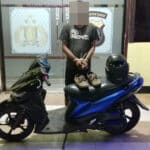 Pelaku berinisial SO alias Hen (41 tahun) dan barang bukti sepeda motor Mio Soul. (Foto: Polres Kubu Raya)