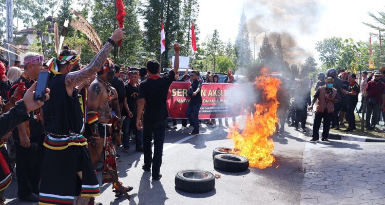Massa aksi melakukan pembakaran ban saat menggelar unjuk rasa di depan Markas Polda Kalimantan Barat, Jalan Ahmad Yani, Kecamatan Pontianak Tenggara, Kota Pontianak, Kamis (03/08/2023). (Foto: Indri)