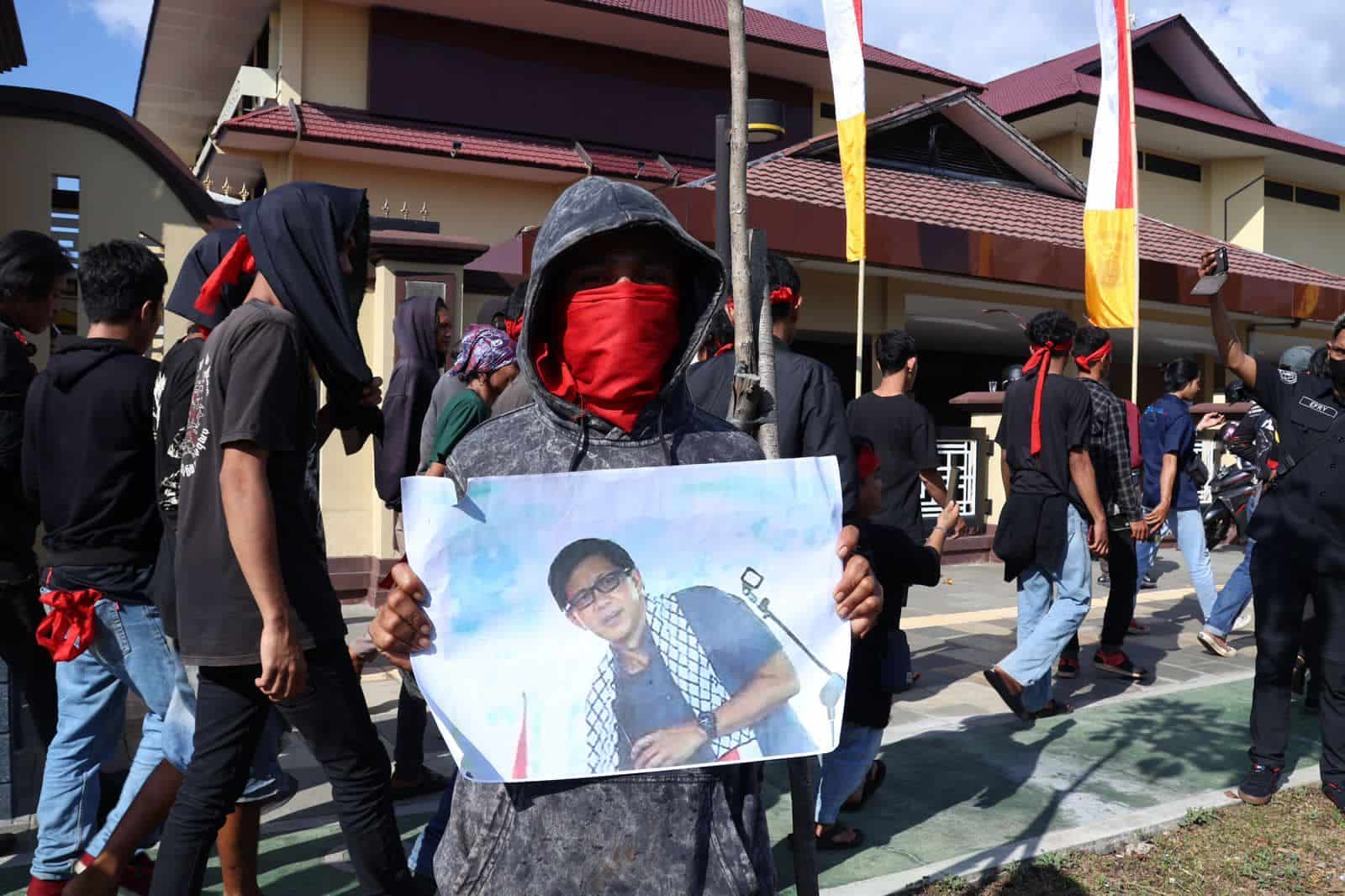 Salah satu peserta aksi membawa foto Rocky Gerung dalam unjuk rasa di depan Markas Polda Kalimantan Barat, Jalan Ahmad Yani, Kecamatan Pontianak Tenggara, Kota Pontianak, Kamis (03/08/2023). (Foto: Indri)