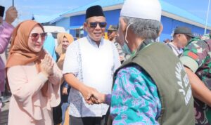 Bupati Kayong Utara, Citra Duani bersama Wakil Bupati Effendi Ahmad menyambut kedatangan jemaah haji Kayong Utara di Kecamatan Teluk Batang. (Foto: Santo)