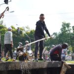 Wali Kota Pontianak, Edi Rusdi Kamtono juga ikut berbaur membersihkan parit yang ada di Jalan Alianyang, Kelurahan Sungai Bangkong, Kecamatan Pontianak Kota. (Foto: Indri)