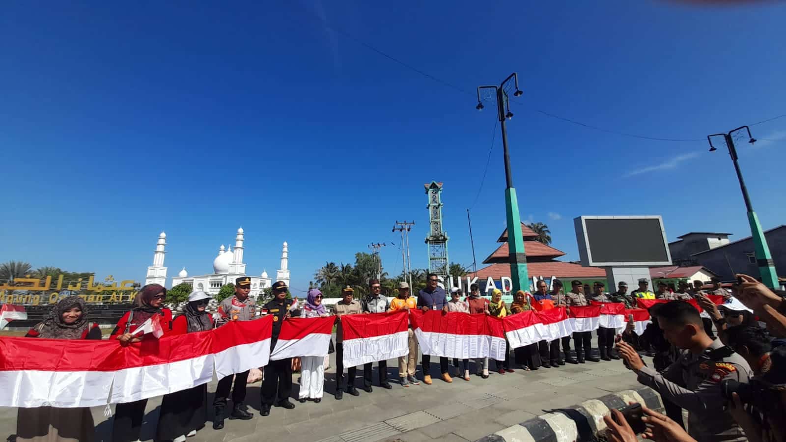 Pembagian bendera merah putih oleh Bupati Kayong Utara dan Forkopimda serta OPD terkait di Simpang Tugu Durian, Kecamatan Sukadana. (Foto: Santo)