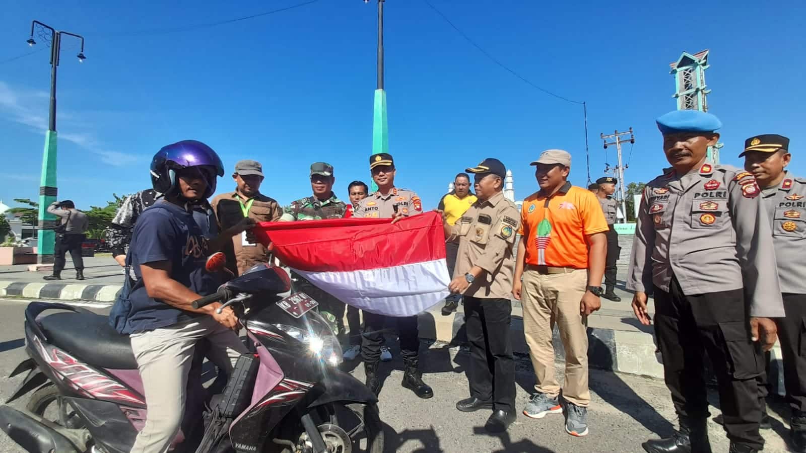 Kegiatan pembagian bendera merah putih dipusatkan di Simpang Tugu Durian, Kecamatan Sukadana. (Foto: Santo)