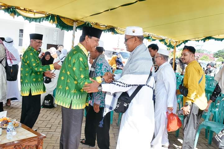 Wabup Ketapang, Farhan menyambut kedatangan jemaah haji asal Kabupaten Ketapang. (Foto: Adi LC)