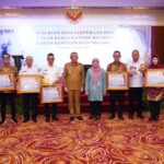 Sekretaris Utama BKN, Imas Sukmariah menyerahkan penghargaan BKN Award 2023 kepada Gubernur Kalbar, Sutarmidji di Hotel Aston, Rabu (02/08/2023). (Foto: Biro Adpim For KalbarOnline.com)