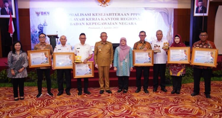 Sekretaris Utama BKN, Imas Sukmariah menyerahkan penghargaan BKN Award 2023 kepada Gubernur Kalbar, Sutarmidji di Hotel Aston, Rabu (02/08/2023). (Foto: Biro Adpim For KalbarOnline.com)