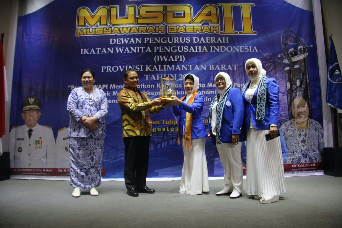 Wakil Gubernur Kalbar, Ria Norsan membuka kegiatan Musyawarah Daerah ke II IWAPI Provinsi Kalbar tahun 2023 di Hotel Golden Tulip, Kamis (03/08/2023). (Foto: Biro Adpim For KalbarOnline.com)