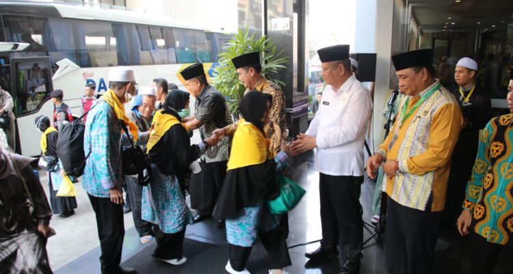 Sekda Provinsi Kalbar, Harisson menyambut kedatangan jemaah haji kloter 31 dan 33 asal Kalimantan Barat di Hotel Orchardz Perdana, Kamis (03/08/2023). (Foto: Biro Adpim For KalbarOnline.com)