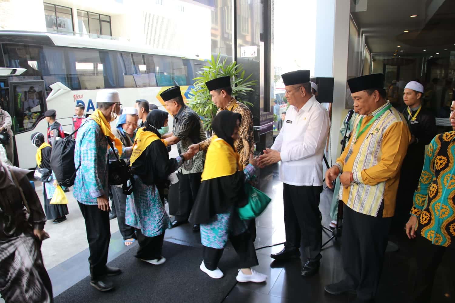Sekda Provinsi Kalbar, Harisson menyambut kedatangan jemaah haji kloter 31 dan 33 asal Kalimantan Barat di Hotel Orchardz Perdana, Kamis (03/08/2023). (Foto: Biro Adpim For KalbarOnline.com)