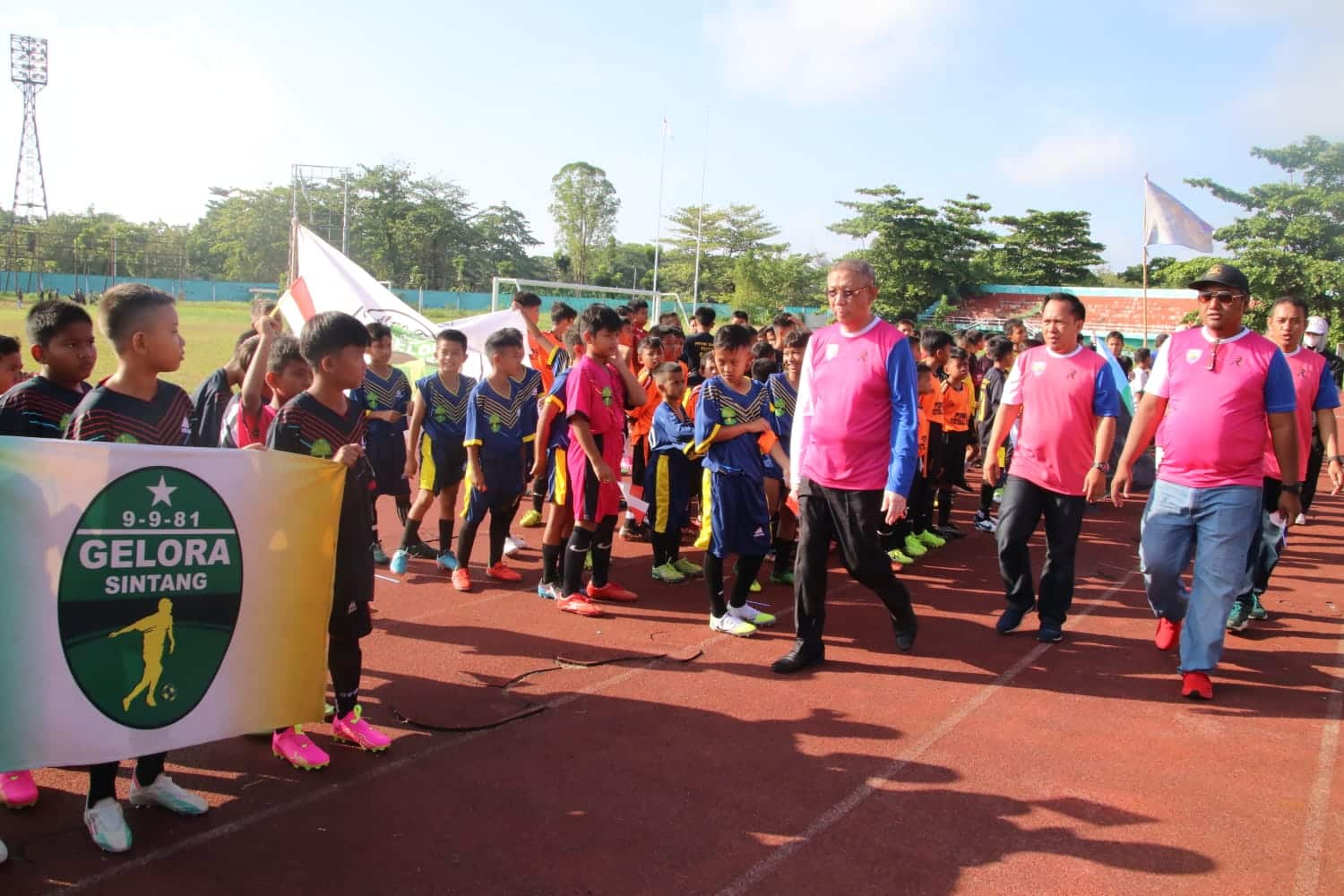 Gubernur Kalbar, Sutarmidji membuka Turnamen Sepak Bola Piala Gubernur 1 Tahun 2023, di Stadion Sultan Syarif Abdurrahman Pontianak, Jumat (04/08/2023). (Foto: Biro Adpim For KalbarOnline.com)