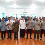 Wakil Bupati Kapuas Hulu, Wahyudi Hidayat foto bersama peserta Dialog Kepemudaan Menuju Pemilu 2024. (Foto: Ishaq)