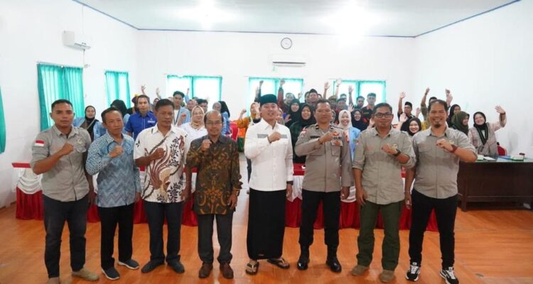 Wakil Bupati Kapuas Hulu, Wahyudi Hidayat foto bersama peserta Dialog Kepemudaan Menuju Pemilu 2024. (Foto: Ishaq)
