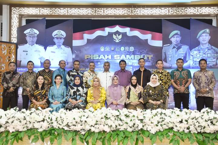 Foto bersama pada acara pisah sambut Dandim 1203 Ketapang dan Komandan Lanal Ketapang, Jumat (04/08/2023). (Foto: Adi LC)