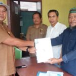 Calon Ketum KONI Kapuas Hulu, Anwar Sanusi (Bang Boy) menyerahkan Formulir Pendaftaran ke Sekretariat KONI Kapuas Hulu. (Foto: Istimewa)