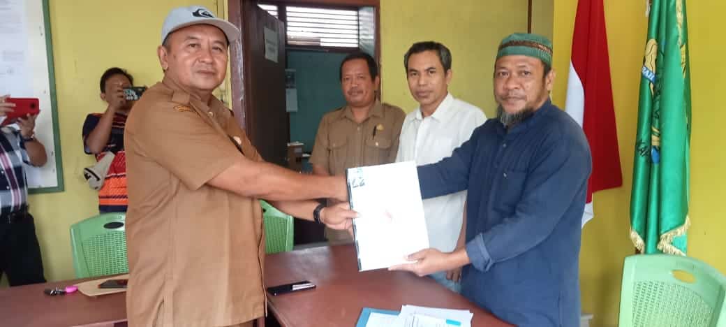Calon Ketum KONI Kapuas Hulu, Anwar Sanusi (Bang Boy) menyerahkan Formulir Pendaftaran ke Sekretariat KONI Kapuas Hulu. (Foto: Istimewa)
