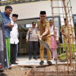 Wali Kota Pontianak, Edi Rusdi Kamtono meletakkan batu pertama pembangunan Masjid Nurul Islam di Jalan Paralel Tol, Kelurahan Tanjung Hilir, Kecamatan Pontianak Timur, Senin (07/08/2023). (Foto: Indri)